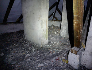 Zateplení stropu bytového domu pomocí foukané izolace